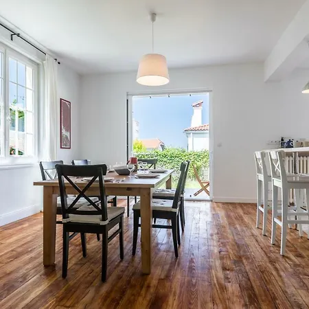 Beatrix -with Garden -15 Mn Walk From The Beach -garden- 2 Parkings Ferienhaus
